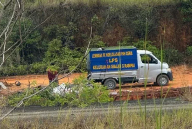 Ginda Burnama Pergoki Truk Sampah Buang Limbah Sembarangan di Tenayan Raya
