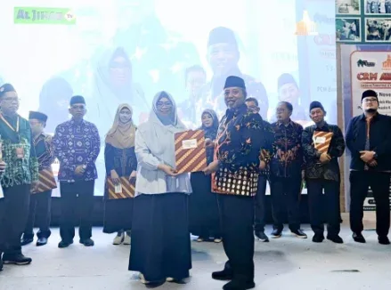 UMRI Raih Penghargaan Nasional di CRM Award VI 2025