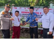 Polres Kampar Tanam 40 Pohon di SDN 018 Bukit Sembilan, Dukung Program Green Policing Kapolda Riau