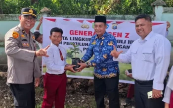 Polres Kampar Tanam 40 Pohon di SDN 018 Bukit Sembilan, Dukung Program Green Policing Kapolda Riau