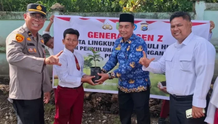 Polres Kampar Tanam 40 Pohon di SDN 018 Bukit Sembilan, Dukung Program Green Policing Kapolda Riau