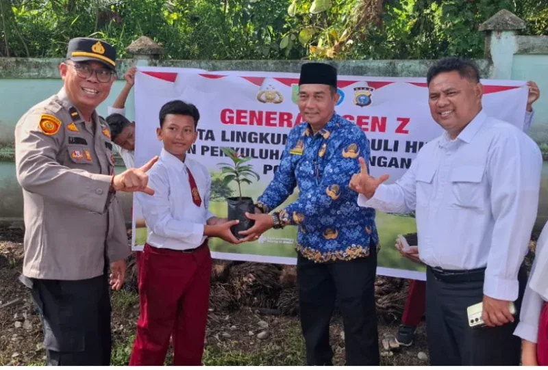 Polres Kampar Tanam 40 Pohon di SDN 018 Bukit Sembilan, Dukung Program Green Policing Kapolda Riau