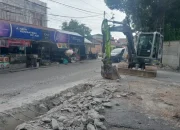 Proyek Drainase di Pekanbaru Diduga Belum Dibayar, Warga Kaget Alat Berat Bongkar Pekerjaan