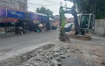 Proyek Drainase di Pekanbaru Diduga Belum Dibayar, Warga Kaget Alat Berat Bongkar Pekerjaan