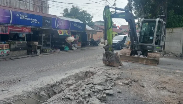 Proyek Drainase di Pekanbaru Diduga Belum Dibayar, Warga Kaget Alat Berat Bongkar Pekerjaan
