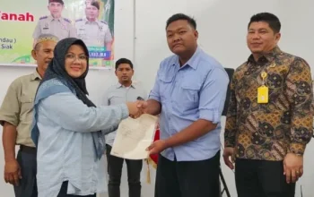 Siak Cetak Sejarah: Sertifikat TORA Pertama di Riau Resmi Diserahkan ke Warga