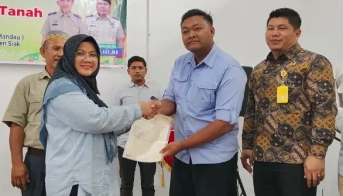 Siak Cetak Sejarah: Sertifikat TORA Pertama di Riau Resmi Diserahkan ke Warga