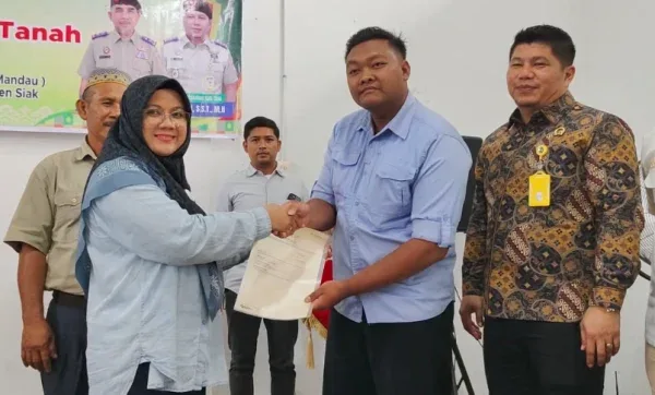 Siak Cetak Sejarah: Sertifikat TORA Pertama di Riau Resmi Diserahkan ke Warga
