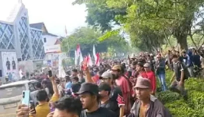 Ribuan Warga Kepung Kejati Riau, Tolak Penertiban Kebun Sawit yang Dianggap Rampas Lahan