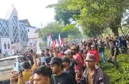 Ribuan Warga Kepung Kejati Riau, Tolak Penertiban Kebun Sawit yang Dianggap Rampas Lahan