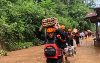 Brimob Polda Sumut Terobos Akses Longsor Salurkan Bantuan ke Desa Terisolasi di Taput
