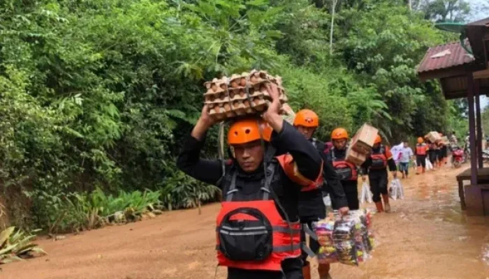 Brimob Polda Sumut Terobos Akses Longsor Salurkan Bantuan ke Desa Terisolasi di Taput
