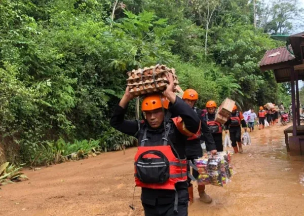 Brimob Polda Sumut Terobos Akses Longsor Salurkan Bantuan ke Desa Terisolasi di Taput