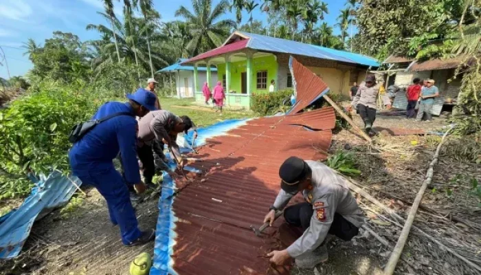 Solidaritas Warga dan Polsek Rupat Utara Pulihkan Lima Rumah Korban Puting Beliung