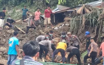 Ibu dan Anak Korban Banjir Bandang Agam Ditemukan Tim Brimob Polda Riau