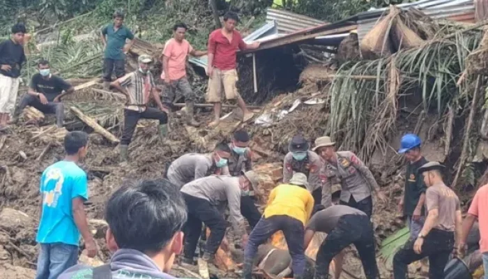 Ibu dan Anak Korban Banjir Bandang Agam Ditemukan Tim Brimob Polda Riau