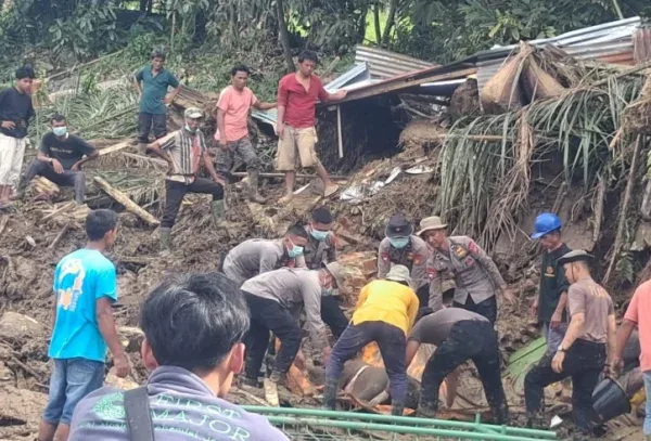 Ibu dan Anak Korban Banjir Bandang Agam Ditemukan Tim Brimob Polda Riau