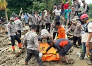 Jasad Warga Hilang di Palembayan Ditemukan Brimob Riau, Keluarga Histeris Sambut Evakuasi