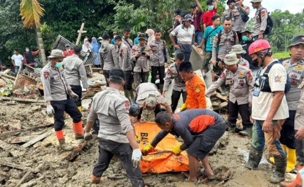 Jasad Warga Hilang di Palembayan Ditemukan Brimob Riau, Keluarga Histeris Sambut Evakuasi