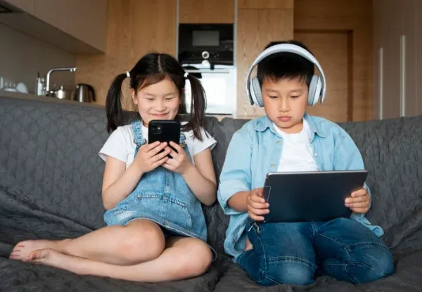 Penggunaan Smartphone di Bawah Usia 12 Tahun Tingkatkan Risiko Gangguan Kesehatan Anak