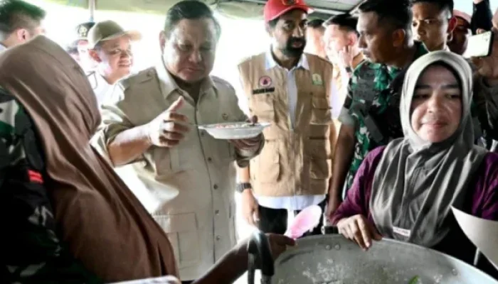 Presiden Prabowo Tinjau Pengungsi Bencana di Bireuen, Pastikan Bantuan Mengalir Lancar