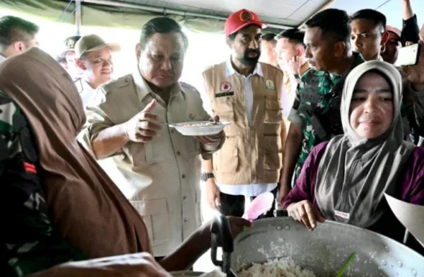 Presiden Prabowo Tinjau Pengungsi Bencana di Bireuen, Pastikan Bantuan Mengalir Lancar