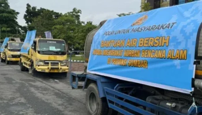 30 Truk Air Bersih di Kirim ke Sumbar, Prioritaskan Wilayah Terparah Banjir Bandang