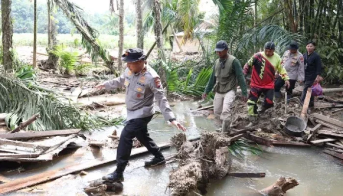 Kapolda Riau Pimpin Misi Besar Kemanusiaan untuk Korban Banjir Bandang Sumatera