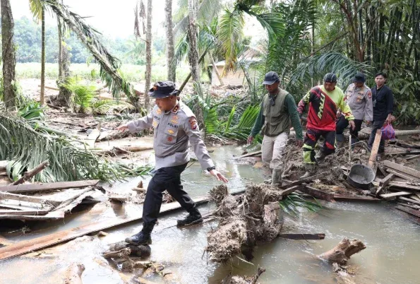 Kapolda Riau Pimpin Misi Besar Kemanusiaan untuk Korban Banjir Bandang Sumatera