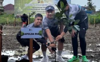 Kapolda Riau Resmikan Green Policing Runners, Tanam 100 Pohon di Bantaran Sungai Siak