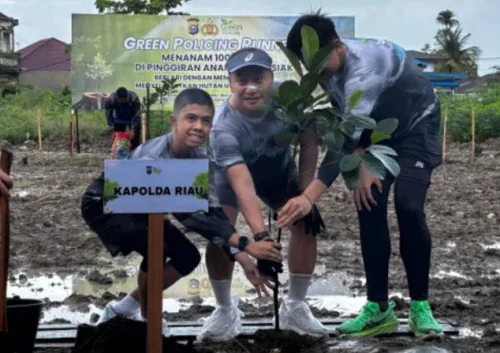 Kapolda Riau Resmikan Green Policing Runners, Tanam 100 Pohon di Bantaran Sungai Siak