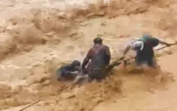 Hujan Deras Guyur Padang, Banjir Batu Busuk Rendam Rumah Warga