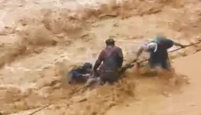 Hujan Deras Guyur Padang, Banjir Batu Busuk Rendam Rumah Warga