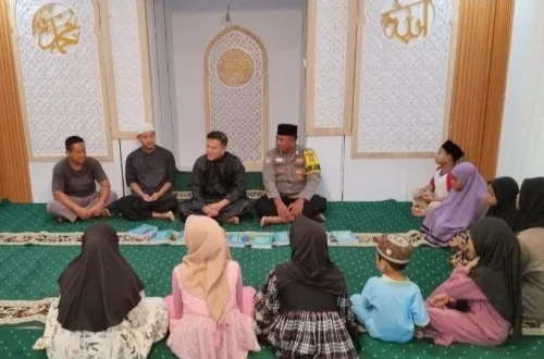 Polsek Tapung Gelar Magrib Mengaji, Polisi Antar Jemput Anak Belajar Alquran