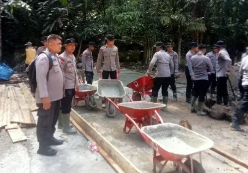 Polri dan Pemda Bangun Huntara untuk Korban Bencana Bayang Utara Pesisir Selatan