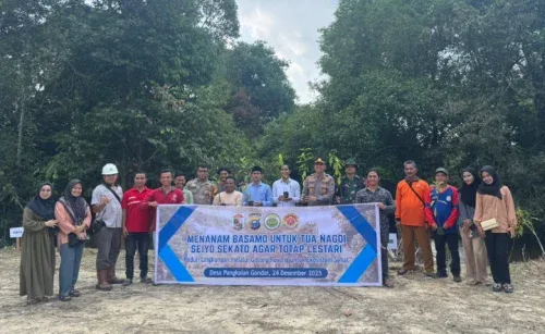 Sinergi Mahasiswa, Polisi, dan Desa Hijaukan Pangkalan Gondai Lewat Gerakan Tanam Pohon