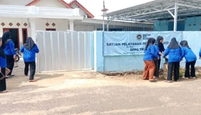 Jaga Mutu Makanan Gratis, Relawan Fokus Bersihkan Dapur Sosial