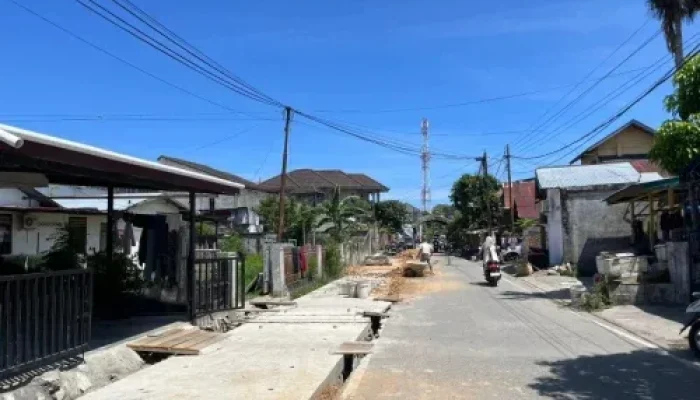 Pembangunan Drainase di Peuniti Disorot Warga, Kualitas Pekerjaan Dipertanyakan