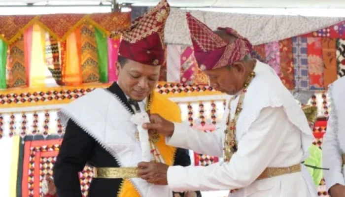 Bupati Pringsewu dan Ketua TP-PKK Dianugerahi Gelar Adat Saibatin Pardasuka