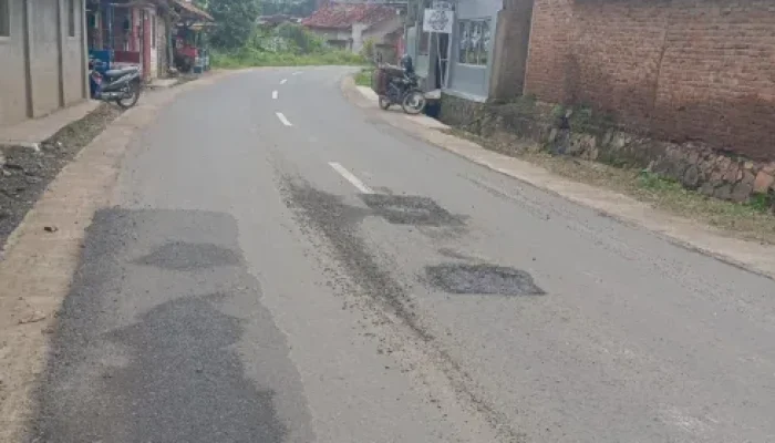 Jalan Baru di Pringsewu Rusak dalam Sebulan, Aspal Terkelupas Hampir Sepanjang Ruas Bupati Didesak
