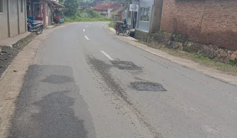 Jalan Baru di Pringsewu Rusak dalam Sebulan, Aspal Terkelupas Hampir Sepanjang Ruas Bupati Didesak