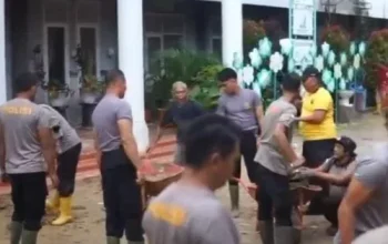 Pulihkan Sekolah Pascabanjir, Polres Langsa Turun Tangan Bersihkan SMPN 2