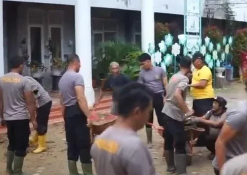 Pulihkan Sekolah Pascabanjir, Polres Langsa Turun Tangan Bersihkan SMPN 2