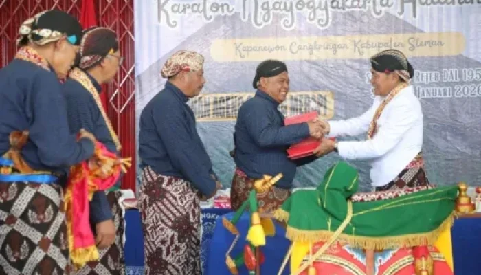 1 Tradisi dan Amanah Budaya: Bupati Harda Kiswaya Terima Ubarampe Labuhan Merapi