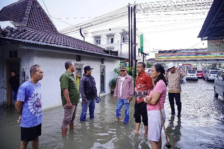 Hujan Deras Picu Banjir di Pringsewu Kota, Bupati Tinjau Sistem Drainase