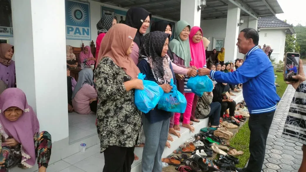 Sambut Ramadan, Ketua DPD PAN Pesawaran Bagikan 150 Paket Sembako Lewat Program Jumat Berkah