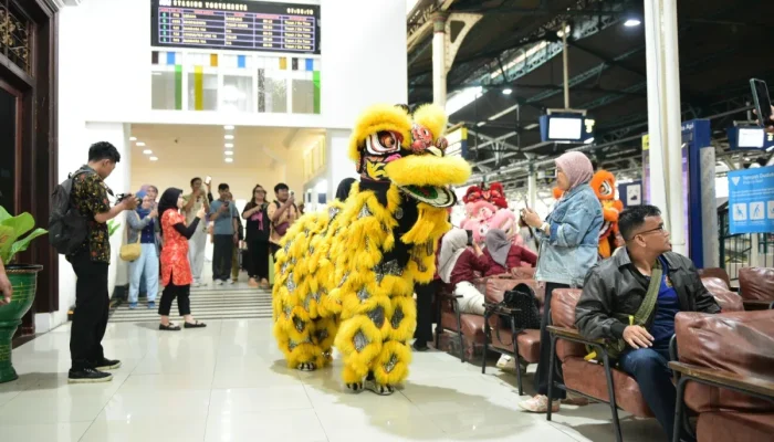 GONG XI FA CAI! Hoki Mengalir ke Gerbong, KAI Daop 6 Yogyakarta Sulap Stasiun Jadi Panggung Imlek