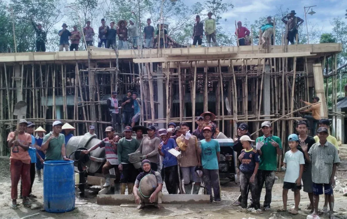 Pengecoran Dak Masjid Jami’ Nurhidayah OKU Timur Dimulai, Warga Butuh Dukungan Dana