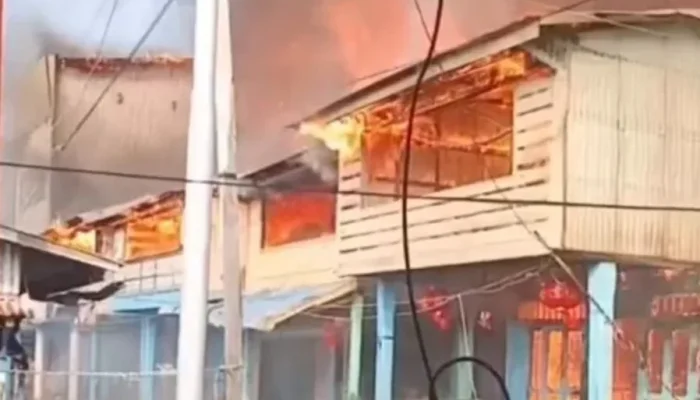 Kebakaran Dahsyat di Concong Inhil, Puluhan Rumah dan Kantor Polisi Hangus