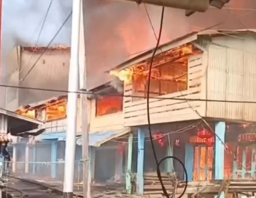 Kebakaran Dahsyat di Concong Inhil, Puluhan Rumah dan Kantor Polisi Hangus